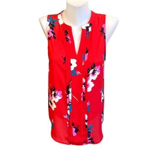 41 HAWTHORN M red floral Breyson Pleat Split Neck Sleeveless Longtail Blouse